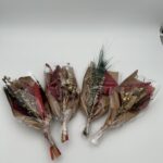 4 Boeketjes droogbloemen  1 x Bouquet Alpha Grass (rood/goud)  1 x Bouquet Spring Broom (groen/goud)  1 x Bouquet Blackberry Chilly Grass (gemengde kleuren)  1 x Bouquet Agillia Grass (gemengde kleuren)