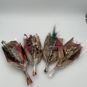 4 Boeketjes droogbloemen  1 x Bouquet Alpha Grass (rood/goud)  1 x Bouquet Spring Broom (groen/goud)  1 x Bouquet Blackberry Chilly Grass (gemengde kleuren)  1 x Bouquet Agillia Grass (gemengde kleuren)